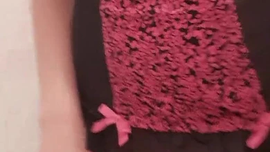 Худенькая девка дрочит и писает, засунув в пизду сразу две пары трусиков