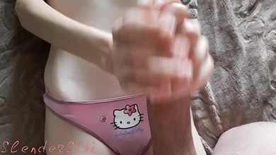 Худая девчонка с нежными руками голышом надрачивает парню член, чтобы принять кончу на живот