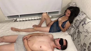 Чувак одел маску на глаза, чтобы вылизать пизду жене и фантазировать о моделях