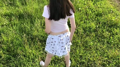 Чувак вывез сельскую девку в поле, и трахнул в рот в машине после мастурбации