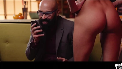 Бородатый самец отодрал стройную шлюху-уборщицу в рот и в её влажную щёлку