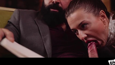 Бородатый самец отодрал стройную шлюху-уборщицу в рот и в её влажную щёлку