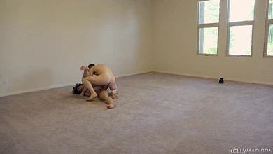 Очкастая тётка-риелторша с крупными сиськами оказалась натянута на мощный хер в пустом доме