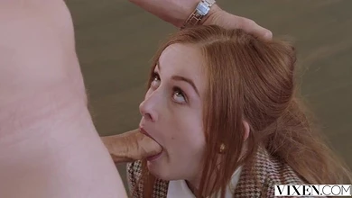 Рыжая миленькая секретарша жарко извиняется за опоздание, соснув мощный хуй босса и отдав на трах своё тело