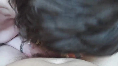 Мамина подружка Света звезда минета трахается с молодым соседом в волосатую пизду