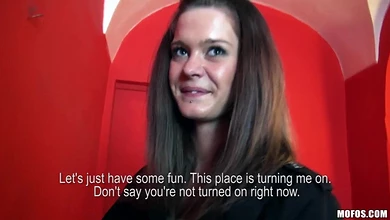 Пикапер зацепил и развёл тёлочку на показать, подрочить, пососать и дать поебаться прямо в Музее секса и на природе