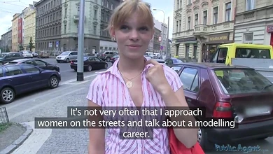 С огромным трудом, но таки уломал 18-летнюю девку соснуть писюна и дать себя трахнуть в подъезде