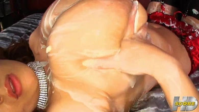 Миниатюрная японка играет огромными натуральными сиськами 14 размера! Ласки, бананы, взбитые сливки!