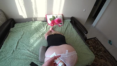 Жируха-лесби страпонит свою подружайку - пышку с заросшей пиздой и огромной задницей