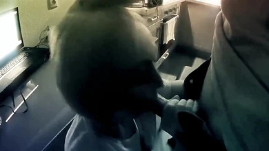 Чувак снимает, как его подружка старательно насасывает его большой член, получая в рот порцию спермы