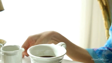 Изящная красотка гладит себя и мастурбирует ложкой. Нежность и похоть текущей малышки