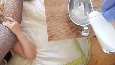 Поставил красотке молочную клизму и оттрахал в очко самотыком и хуем. Молочный анальный сквирт