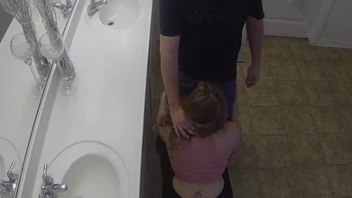 Белокожая блондинка  с длинными волосами жарко ебется в общественном  туалете с немолодым бородачом.