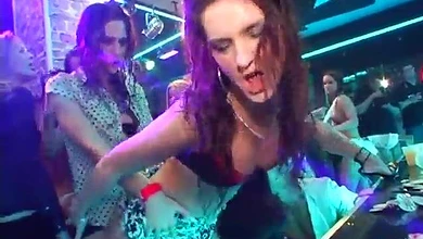 Вечеринка в ночном клубе внезапно перешла в пьяную оргию и жаркую еблю вокруг танцпола