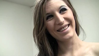 Худышка с маленькими сиськами своей жаркой пиздой заставила хуй фотографа быстро кончить