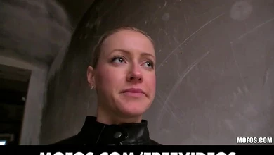 Телка с большими красивыми сиськами за пару минут соглашается на секс с пикапером в подворотне