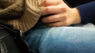 Чувак показал незнакомке член в автобусе, чем заманил к себе на сидения на минет