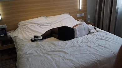 Азиат выебал спящую телку с волосатой дыркой, сняв на камеру как кончает внутрь пизды