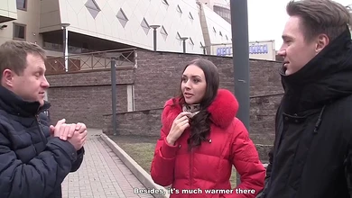 Два пикапера сняли и выебли рабочую девушку - маляра-штукатура. Прям за работой! И в рот, и в пизду!