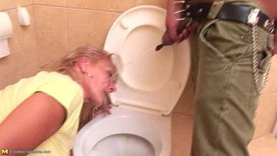 Разозлённый сантехник обоссал посетительницу, трахнул её в рот и заставил лизать ему зад