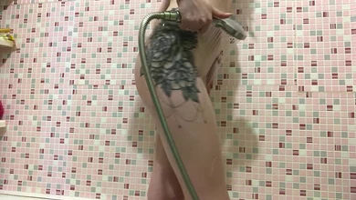 Развел тёлку с сайта знакомств на видео, как она бреет тугую пизду в душевой