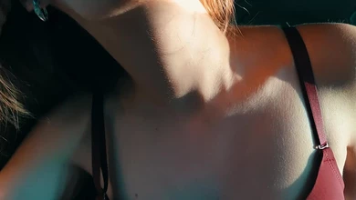 Вывез подругу в поле и заставил отдаться в машине. Кроха даже кончила от такой страстной ситуации.