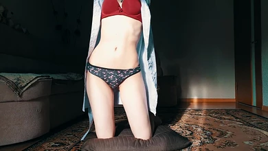 Украл с компа сестры записи домашней мастурбации. Ласкает себя в трусиках.