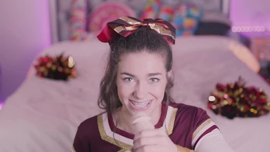 Молоденькая чирлидерша соскучилась по сочным хуям и усиленно сосёт искусственный член