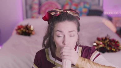 Молоденькая чирлидерша соскучилась по сочным хуям и усиленно сосёт искусственный член