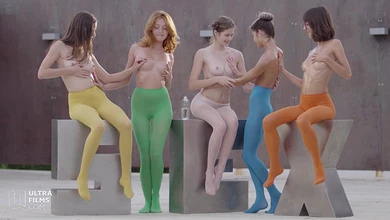 Пять весёлых подружек разделись, чтобы намазаться маслом и поласкаться на камеру