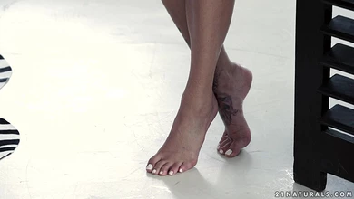 Брюнетка надела блядские босоножки, чтобы возбудить своего фут-фетишиста