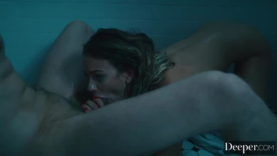 Девка в ванной расплатилась с незнакомцем пиздой за свою бабскую глупость