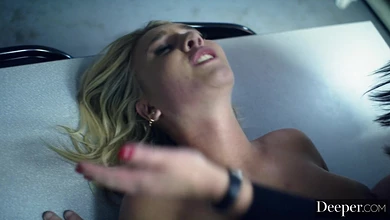 Дофлиртовалась: тёлку принудили к сосанию хуя и раздвиганию ножек, выебав её прямо на рабочем столе