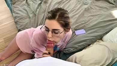 Вместо игры на телефоне очкастая тёлочка поигралась толстым членом приятеля