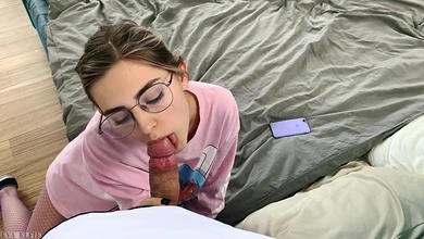 Вместо игры на телефоне очкастая тёлочка поигралась толстым членом приятеля