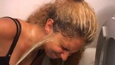 Вместо обещанных шашлыков девке устроили многократный золотой дождь в рот и на личико