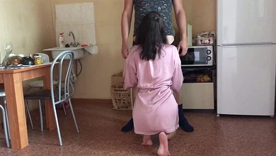 Зашла к соседу за солью, но вместо неё получила хуй в свою жопу