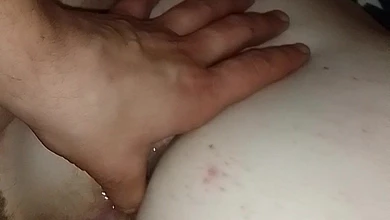 Сунул жене пальцы в жопу, а хуй - в её мясистую дырку