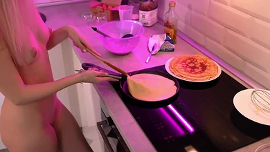 Приготовила пацану завтрак, а он начал лизать ей пизду, накормил хуем и трахнул