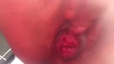 Дрочит после ебли и фистинга. Встреча бляди в сауне