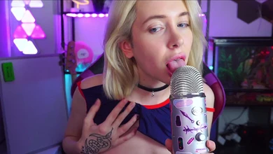 Симпатяжка показывает сисечки и говорит очень милые пошлые вещи