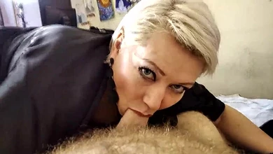 Зрелая блонда в чулках сосёт хуй пузатому Деду Морозу